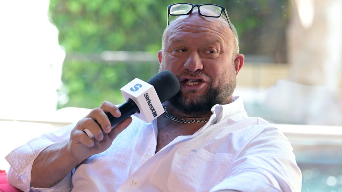 The Unlikely Maestro: Why Vince McMahon’s Unique Announcing Prowess Reigns Supreme in the Eyes of a Legend